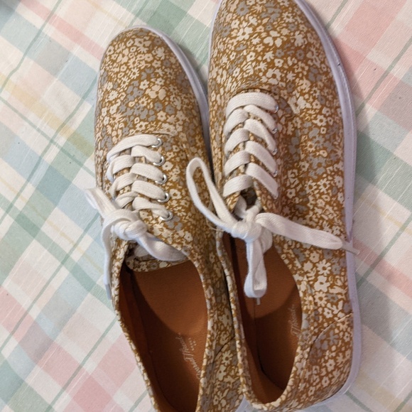 Universal Thread Shoes - Casual Sneaker Ditsy Floral Tennis Shoe Women 10 New Universal Thread Minimalist